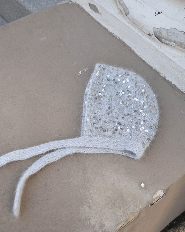 Pūkuota kepurė su raišteliais - Image 11